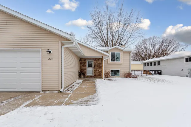 $327,500 | 225 19th Street Northeast, Owatonna, MN 55060