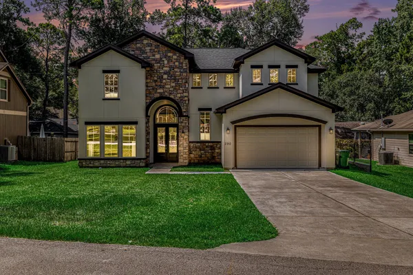 $499,999 | 290 Apple Valley Drive, Panorama Village, TX 77304
