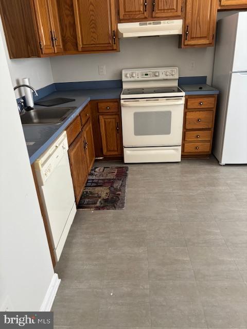 3719 Roxbury Lane Alexandria, VA 22309 - Photo 6 of 16 a kitchen with a stove and a cabinet