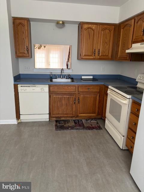 3719 Roxbury Lane Alexandria, VA 22309 - Photo 7 of 16 a kitchen with granite countertop a sink and a stove
