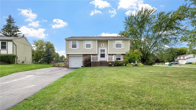 $235,000 | 6558 Royal Parkway South, Lockport Town, NY 14094