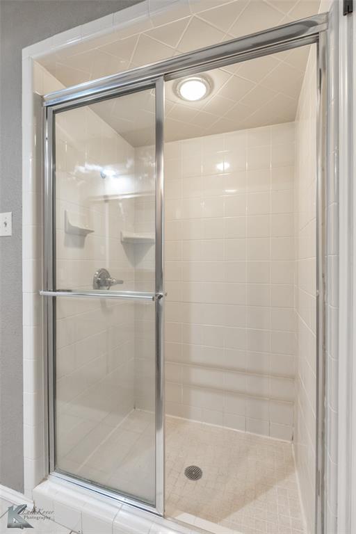 42 Riviera Circle Abilene, TX 79606 - Photo 22 of 39 a bathroom with a glass shower door
