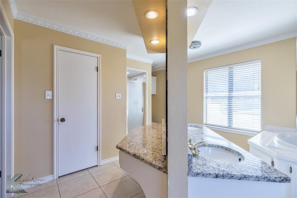 42 Riviera Circle Abilene, TX 79606 - Photo 31 of 39 a view of an entryway with kitchen