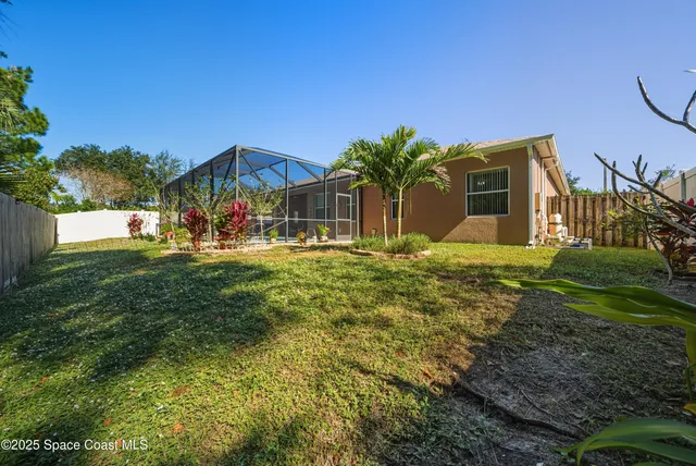 a view of a backyard