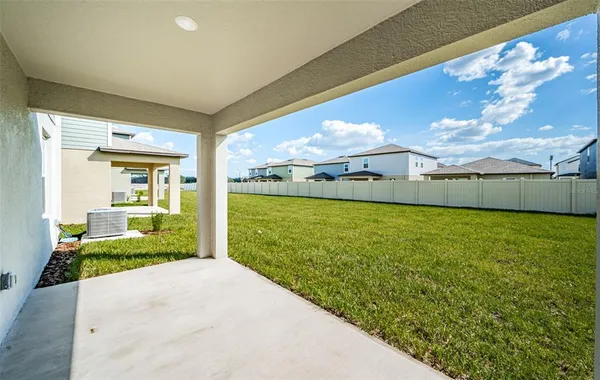 a view of a back yard