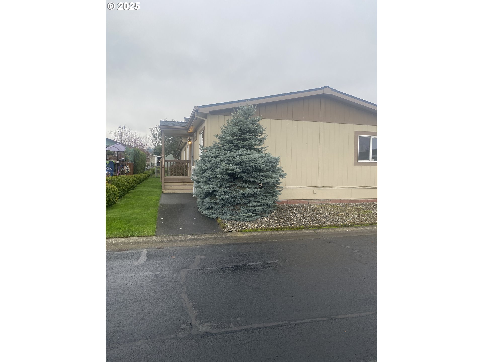 51459 Westlake Drive, Unit 102 Scappoose, OR 97056 - Photo 2 of 40 a bathroom with a bathtub