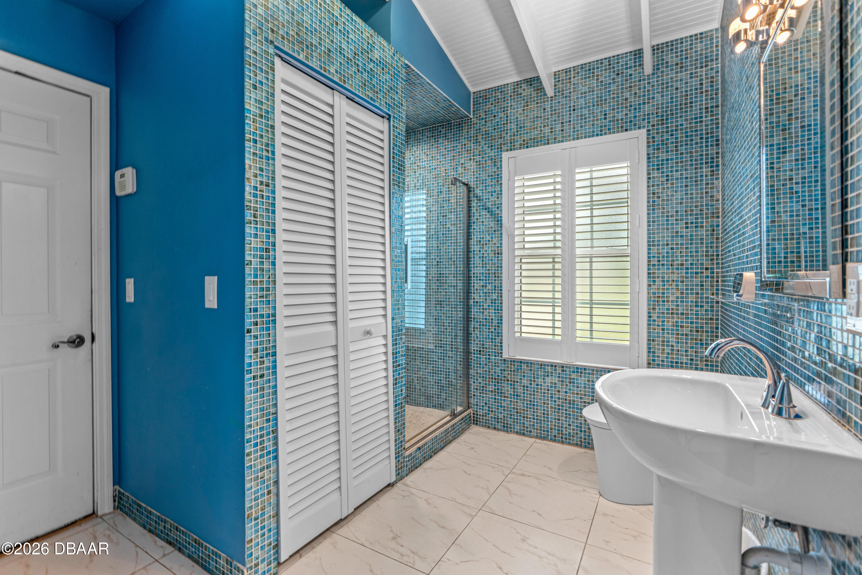 23 Bryan Cave Road South Daytona, FL 32119 - Photo 27 of 43 Guest Bath w/ laundry