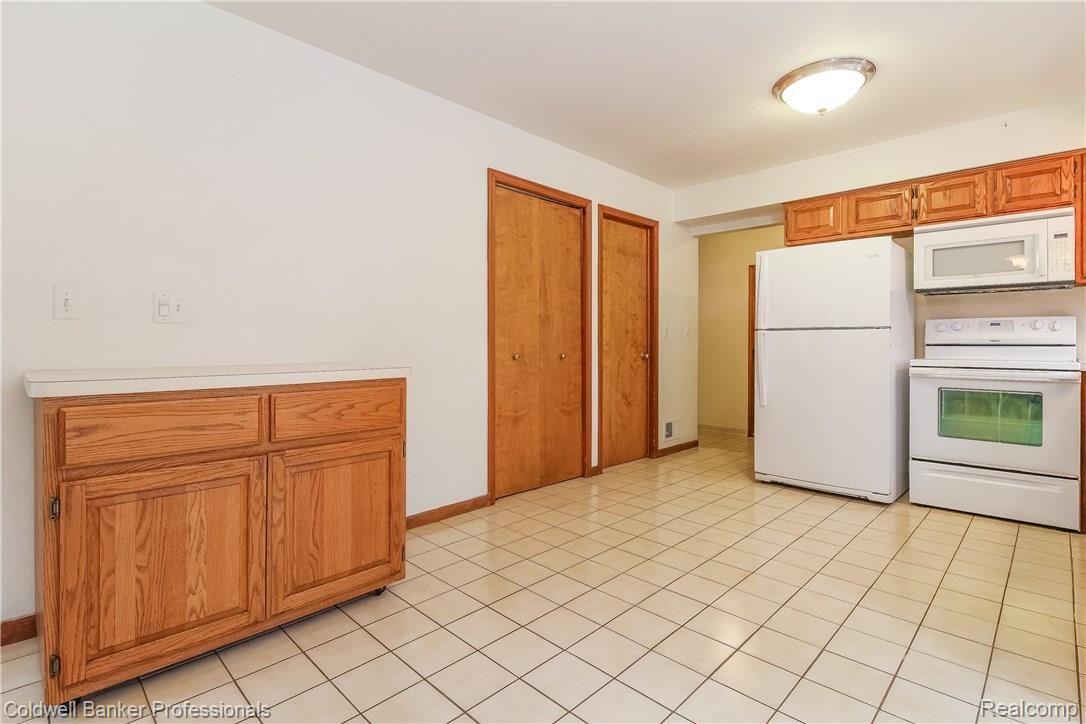 903 Fairview Avenue Rochester, MI 48307 - Photo 10 of 28 013-Kitchen-5245177-large.jpg