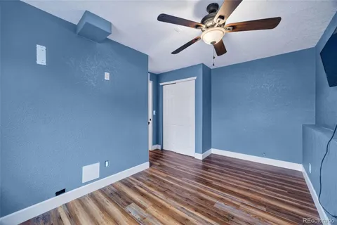 a view of room with window and ceiling fan