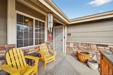 a view of sitting area with chairs