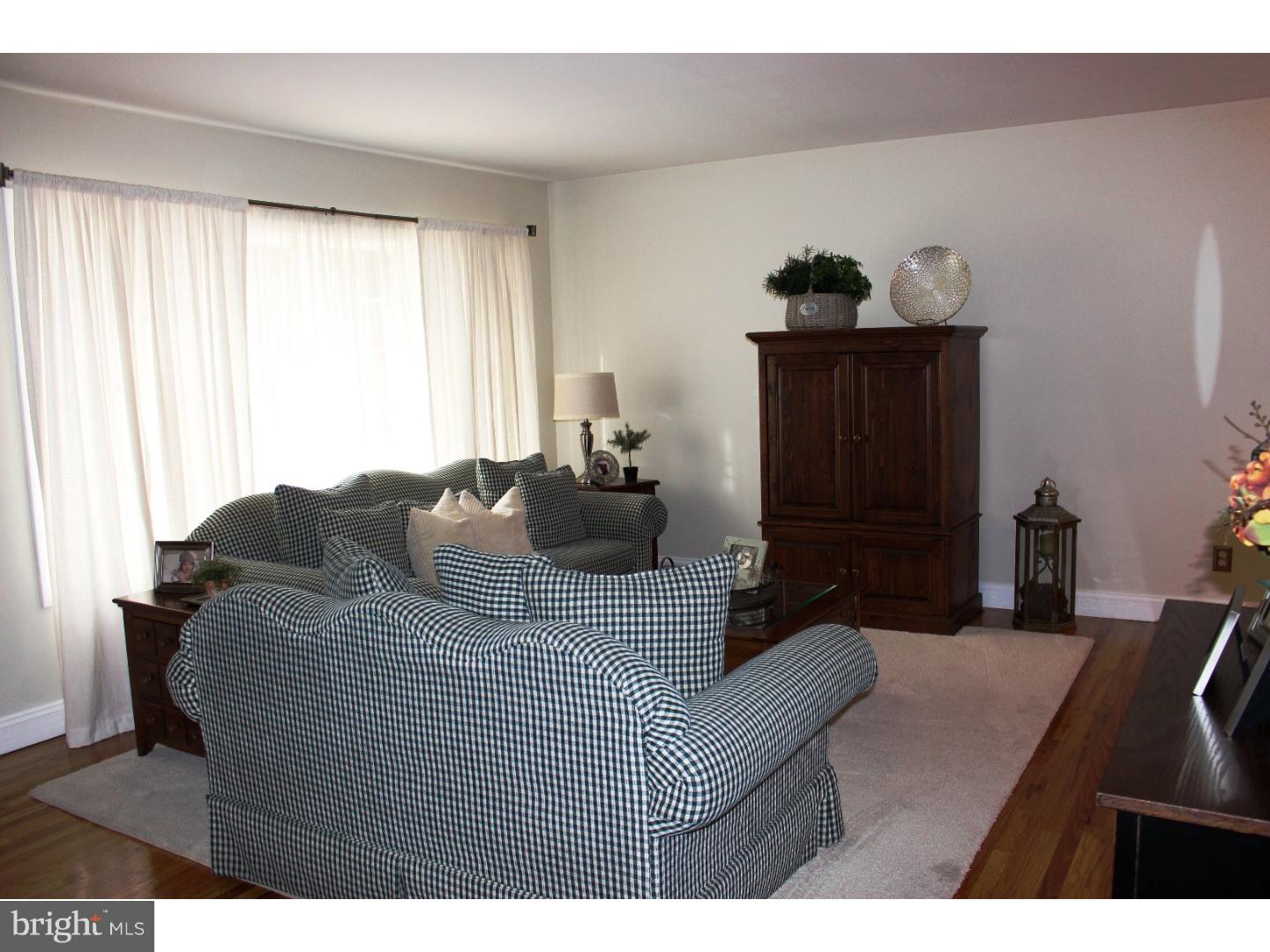1139 Norwalk Road Philadelphia, PA 19115 - Photo 4 of 24 Living Room