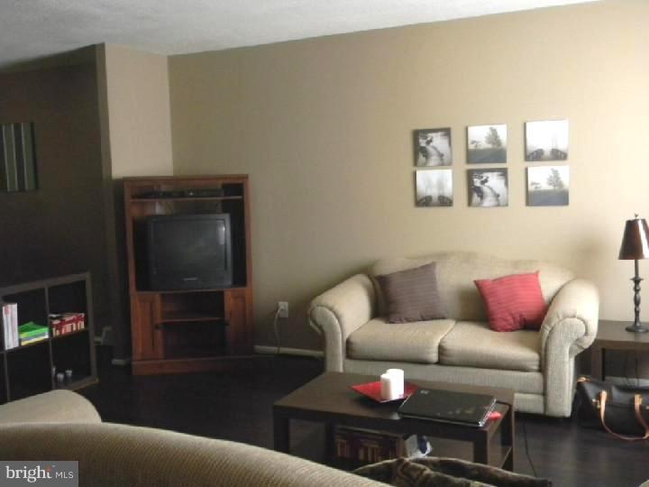 3248 Morrell Avenue Philadelphia, PA 19114 - Photo 6 of 19 Living Room