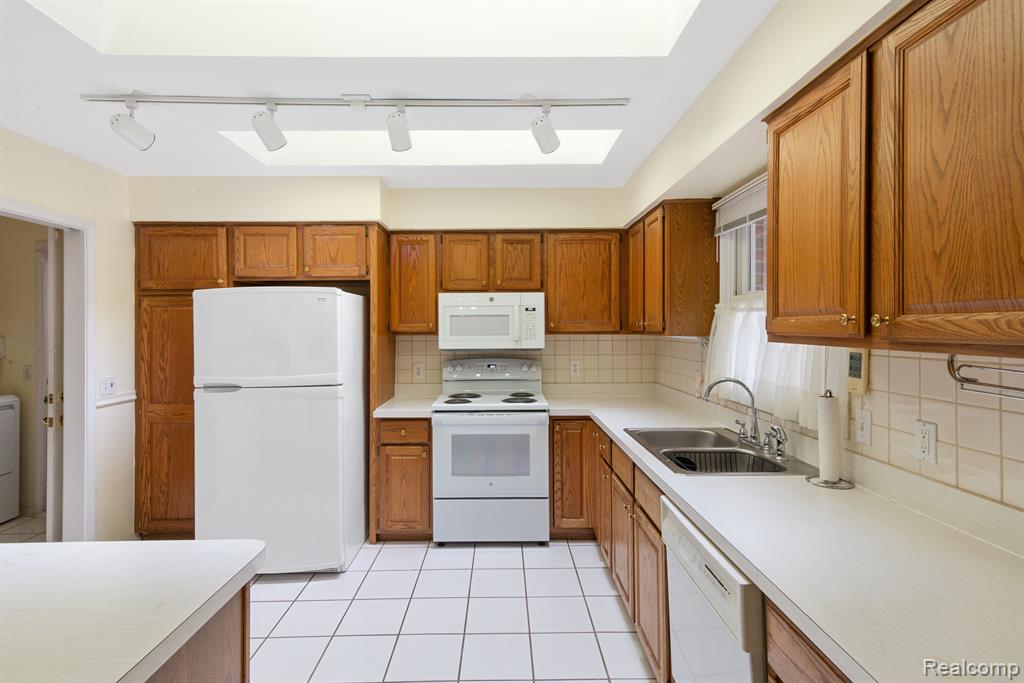 23033 Farmington Road Farmington, MI 48336 - Photo 9 of 35 Gallery Image 9