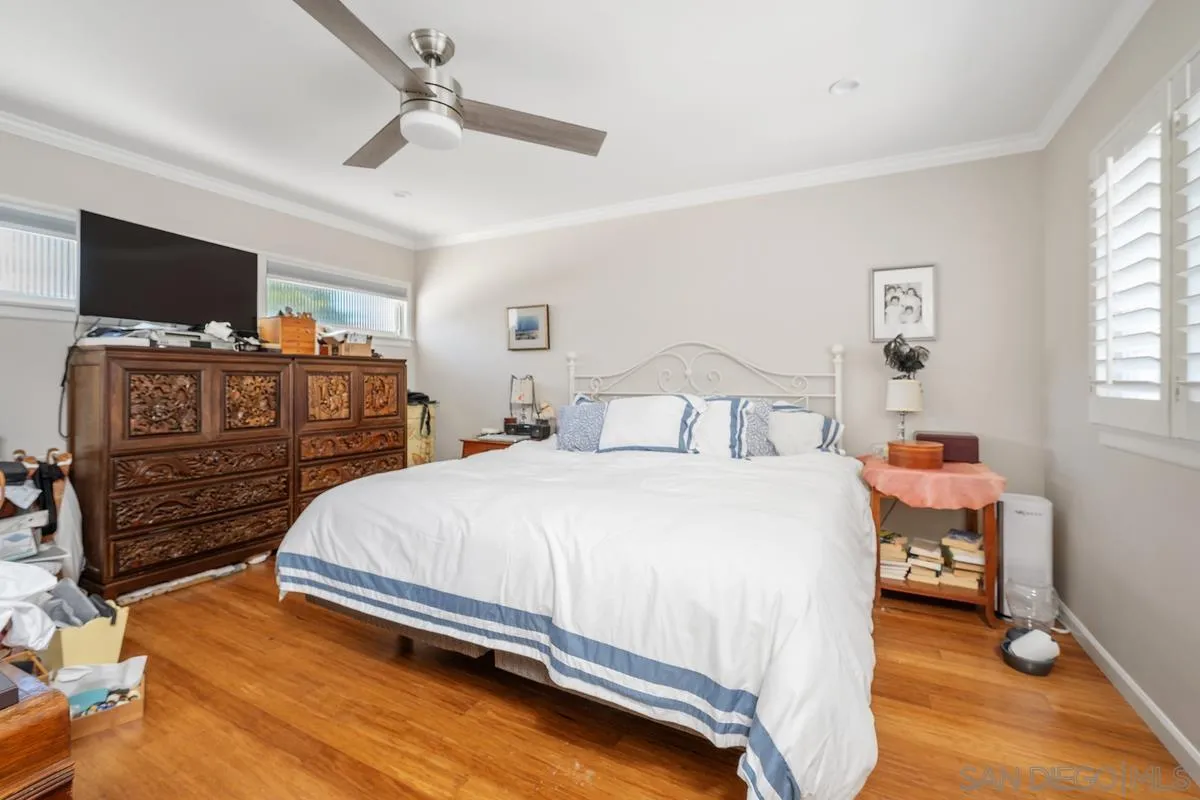 231 Sunridge Street Playa del Rey, CA 90293 - Photo 25 of 28 a bedroom with a bed and a flat screen tv