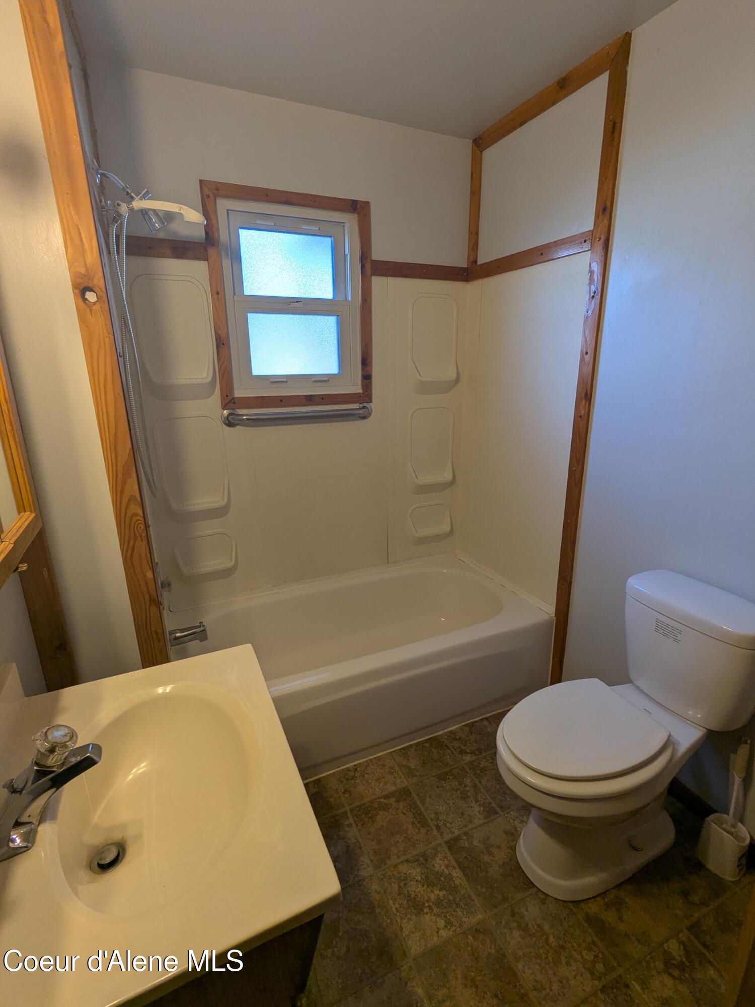 6 Maple Street Pinehurst, ID 83850 - Photo 17 of 25 Bathroom