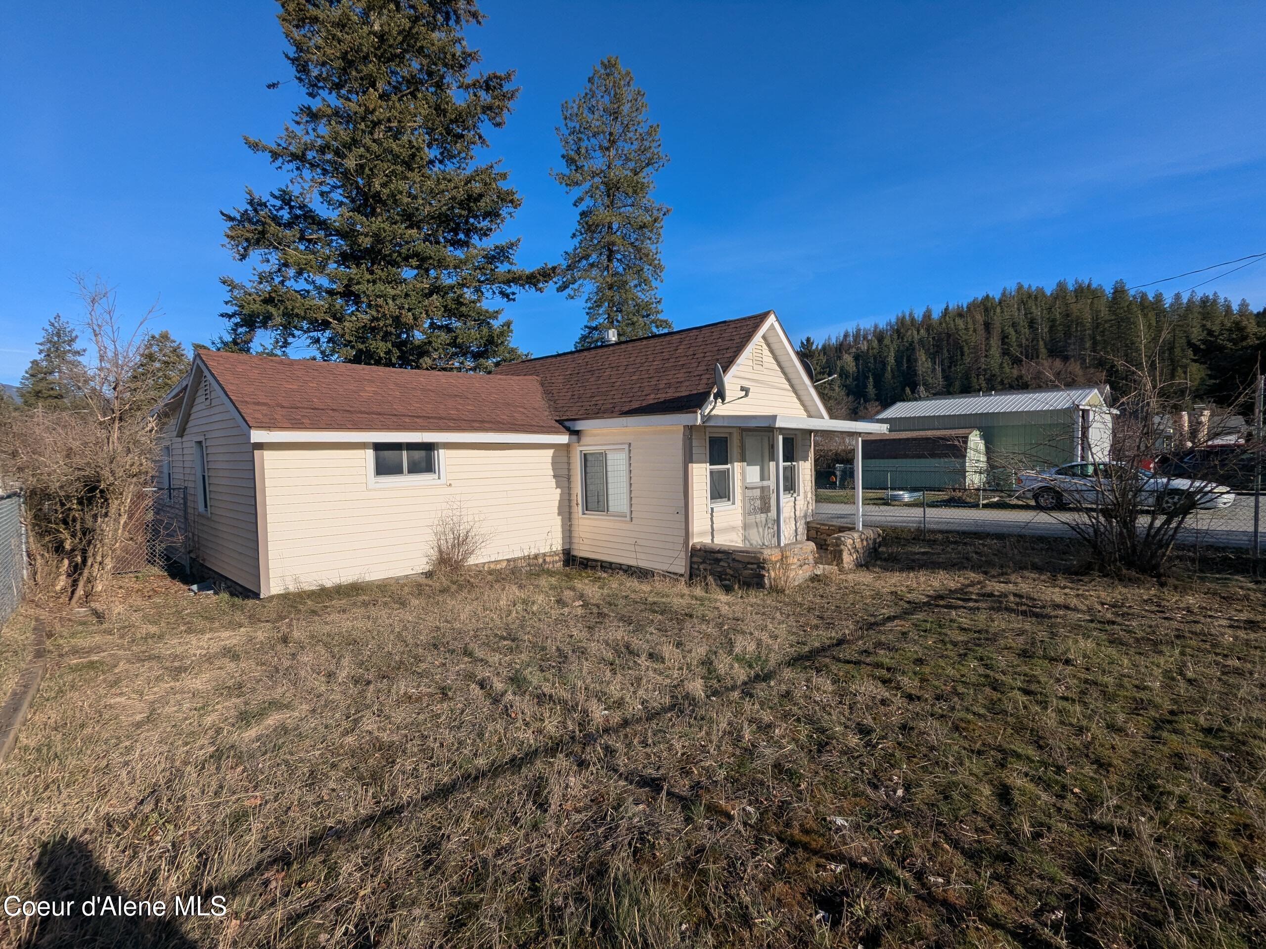 6 Maple Street Pinehurst, ID 83850 - Photo 2 of 25 Large Fenced Front Yard