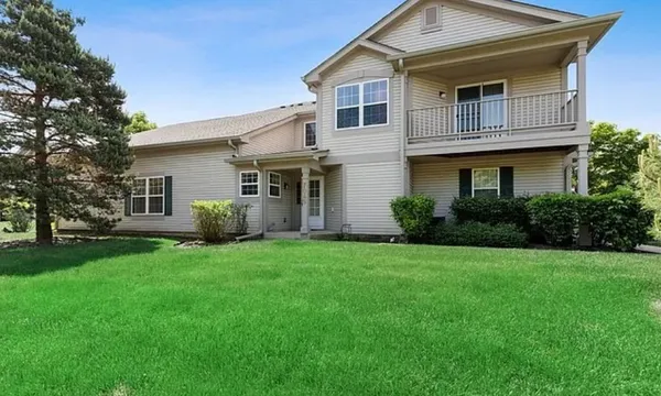 a view of a house with backyard