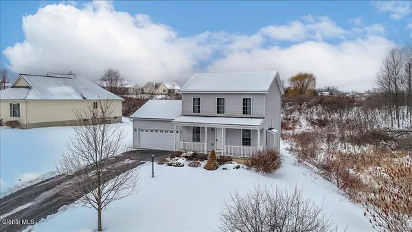 $335,000 | 10 Camber Court, Halfmoon, NY 12118