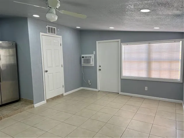 $1,100 | 309 Riverdale Road, Palm Springs, FL 33461