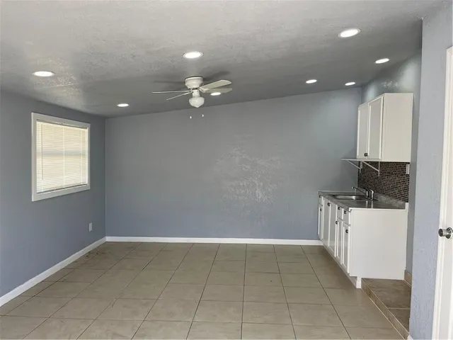 $1,100 | 309 Riverdale Road, Palm Springs, FL 33461