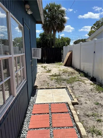 $1,100 | 309 Riverdale Road, Palm Springs, FL 33461