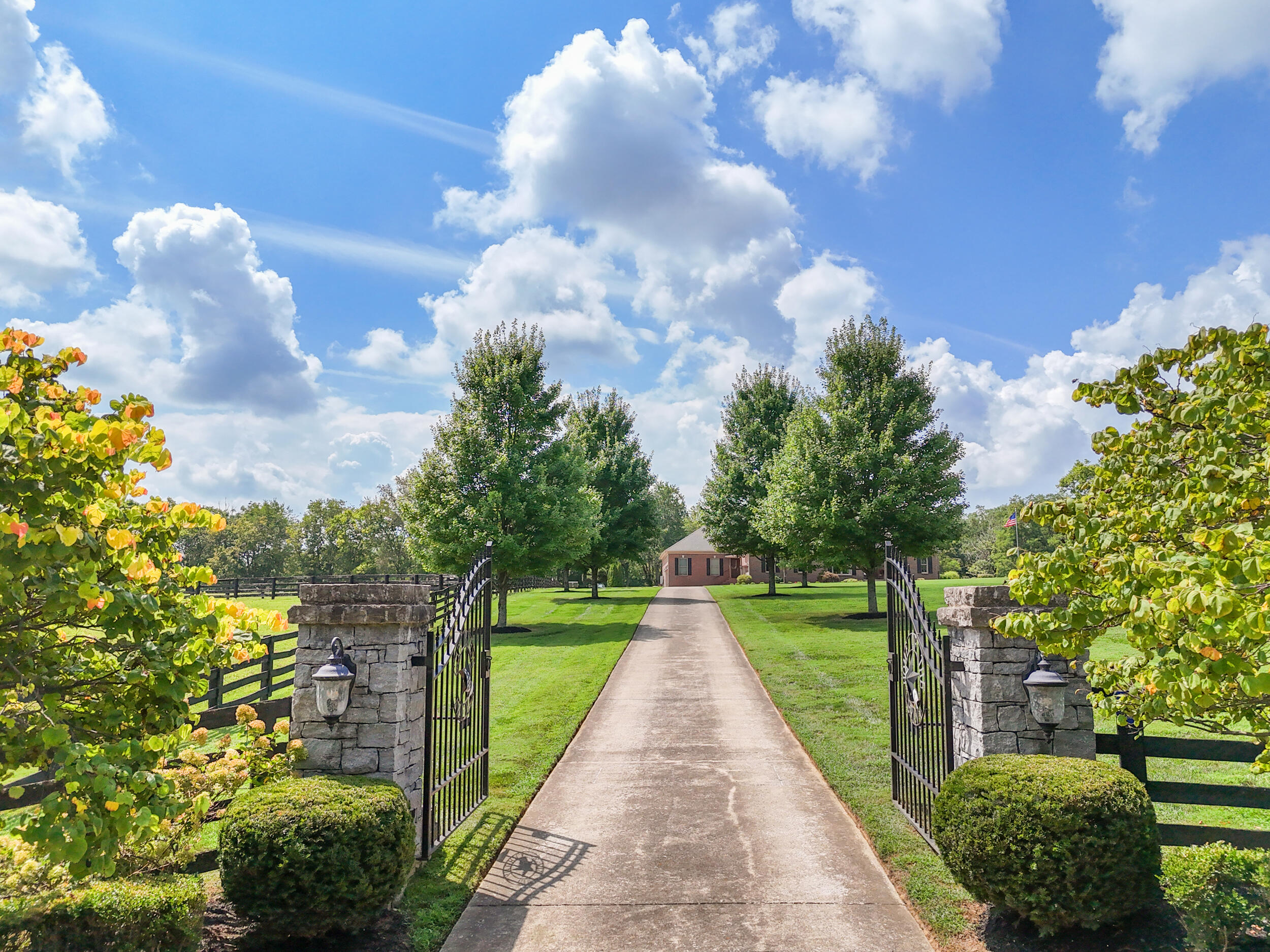 4550 Briar Hill Road Lexington, KY 40516 - Photo 11 of 93 3_dji_20250814122240_0188_d