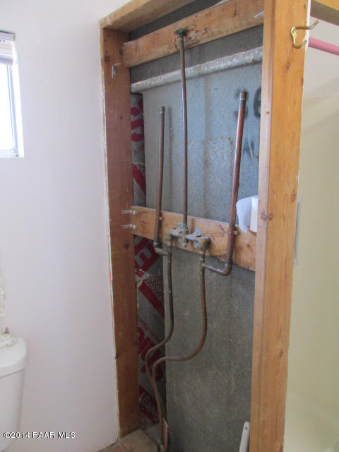 25700 North Reed Road Paulden, AZ 86334 - Photo 5 of 29 a bathroom with a shower