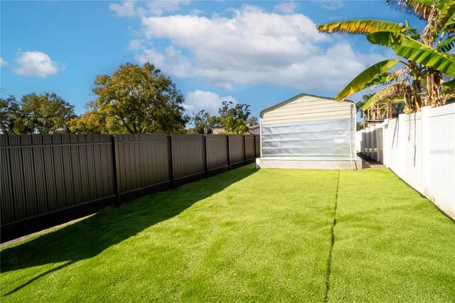 a view of a backyard