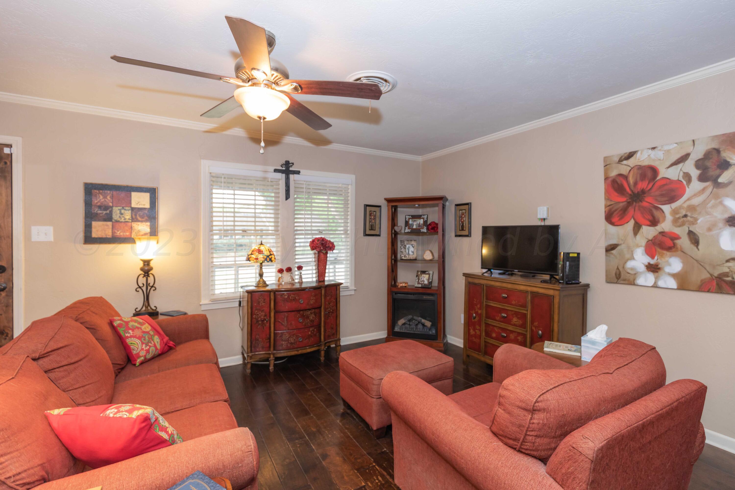 1233 South Austin Street Amarillo, TX 79102 - Photo 7 of 26 LIVING ROOM VIEW 2