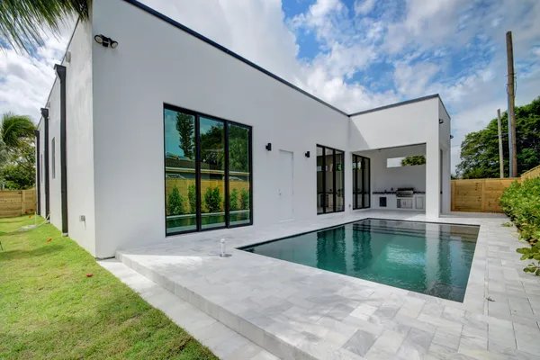 $10,500 | 901 Upland Road, West Palm Beach, FL 33401