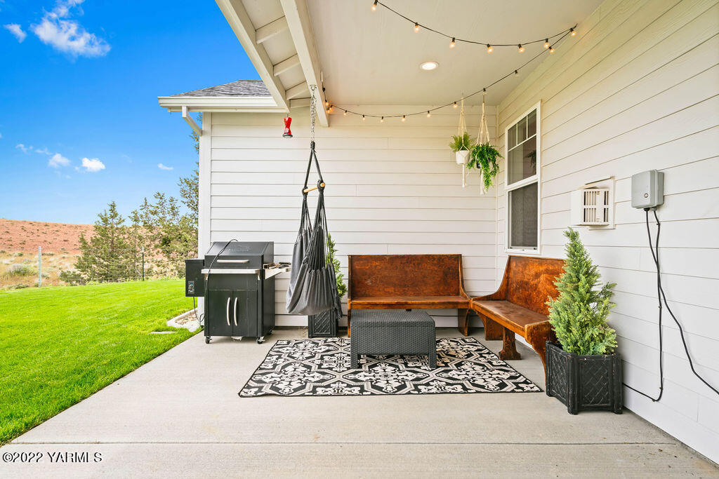 1058 East Road Bickleton, WA 99322 - Photo 11 of 39 a chairs and table in a backyard
