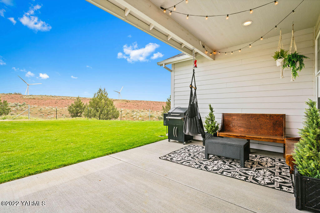 1058 East Road Bickleton, WA 99322 - Photo 12 of 39 a garden view with a seating space