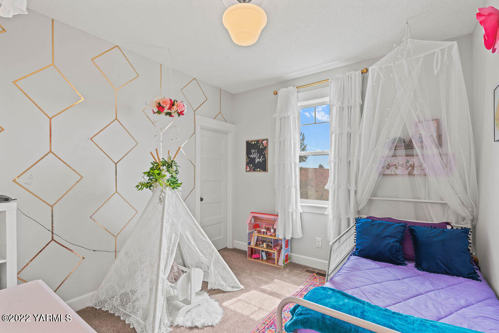 1058 East Road Bickleton, WA 99322 - Photo 16 of 39 a living room with furniture and a rug