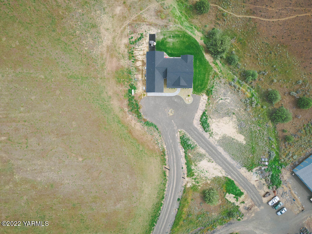 1058 East Road Bickleton, WA 99322 - Photo 3 of 39 a picture of a small yard