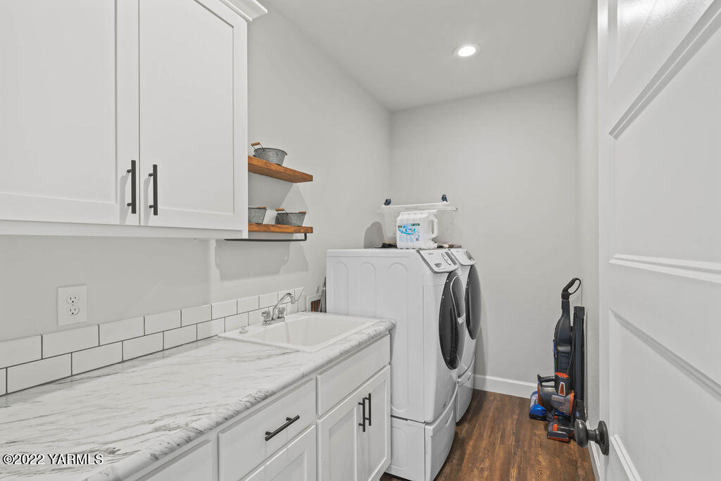1058 East Road Bickleton, WA 99322 - Photo 31 of 39 a utility room with dryer and washer