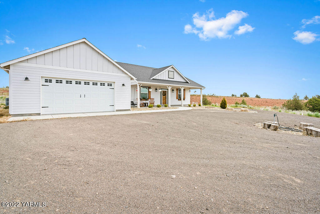 1058 East Road Bickleton, WA 99322 - Photo 6 of 39 a view of a house with a yard and balcony
