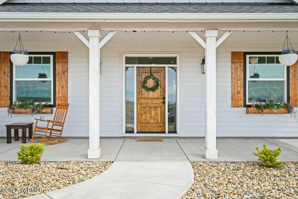 1058 East Road Bickleton, WA 99322 - Photo 7 of 39 a front view of a house