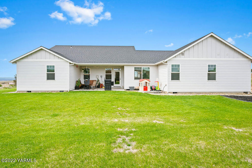 1058 East Road Bickleton, WA 99322 - Photo 9 of 39 a front view of house with yard and green space