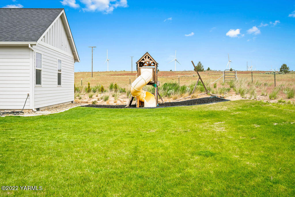 1058 East Road Bickleton, WA 99322 - Photo 10 of 39 a view of a backyard with plants and patio