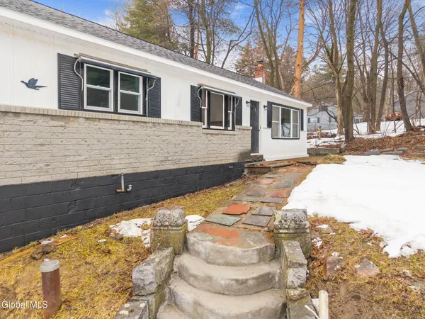 $279,999 | 23 Brickyard Road, Troy, NY 12182