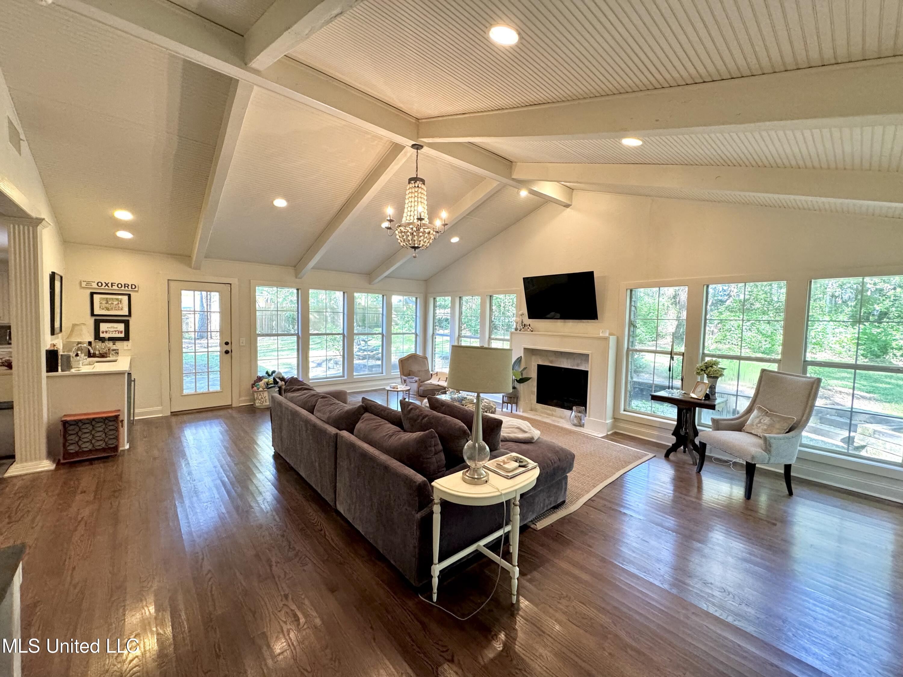 4352 East Ridge Drive Jackson, MS 39211 - Photo 5 of 24 4familyrmPhoto Apr 23 2024, 4 41 28 PM