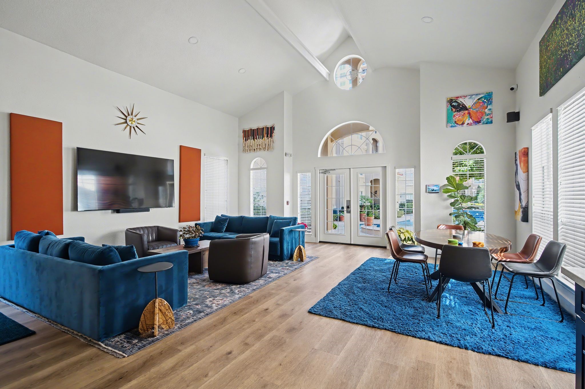 3231 Allen Parkway, Unit 2104 Houston, TX 77019 - Photo 13 of 14 a living room with furniture and a flat screen tv