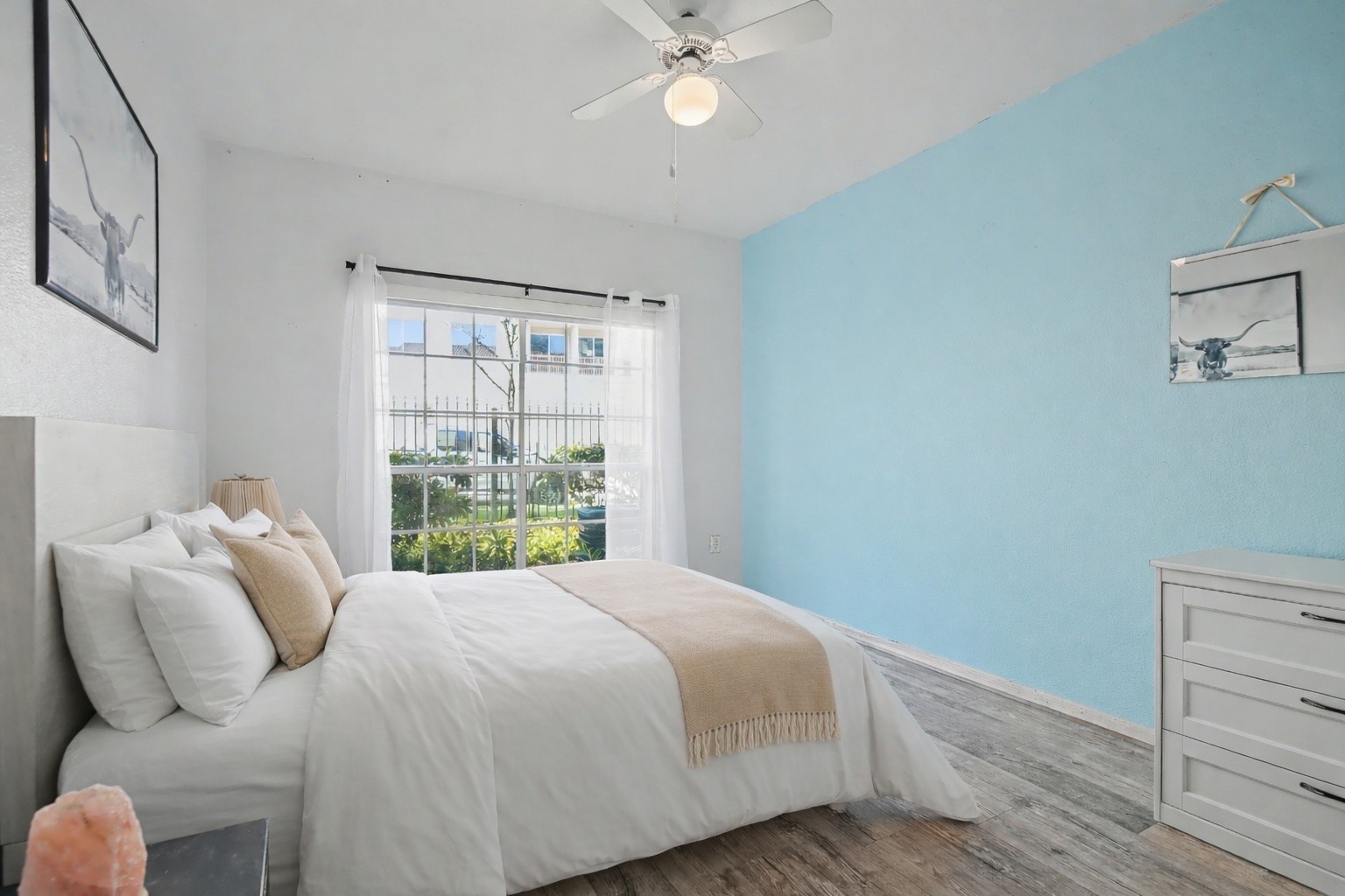 3231 Allen Parkway, Unit 2104 Houston, TX 77019 - Photo 6 of 14 a bedroom with a bed and window