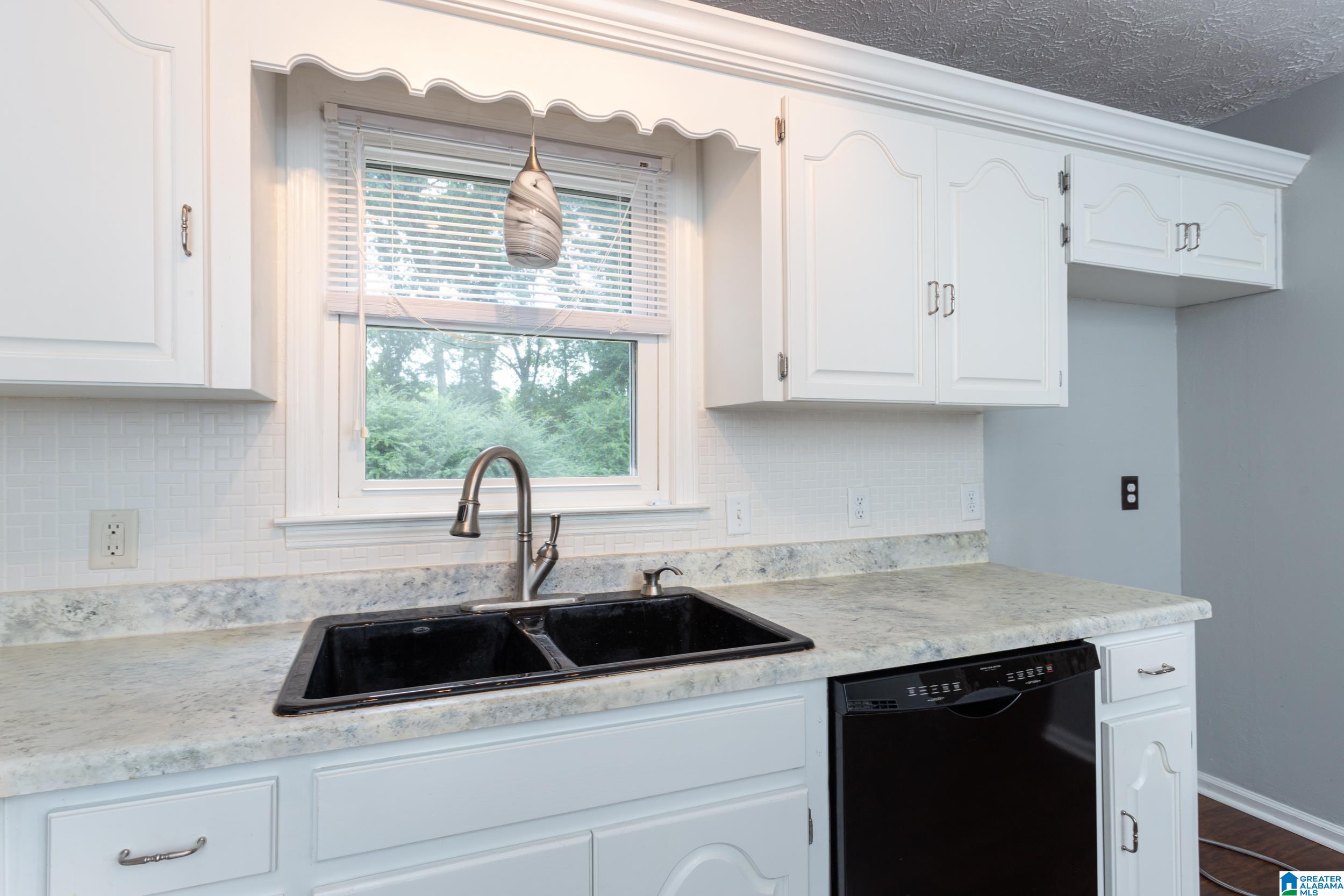 1736 Roundhill Road Weaver, AL 36277 - Photo 4 of 34
