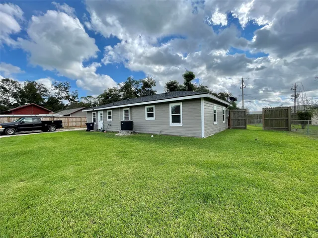 $1,550 | 1116 Lake Street, Clute, TX 77531