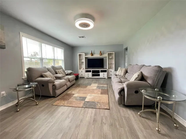 $1,550 | 1116 Lake Street, Clute, TX 77531