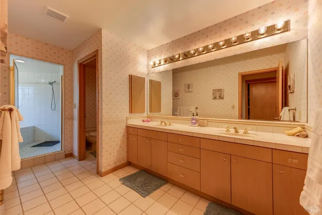 a view of a tennis court