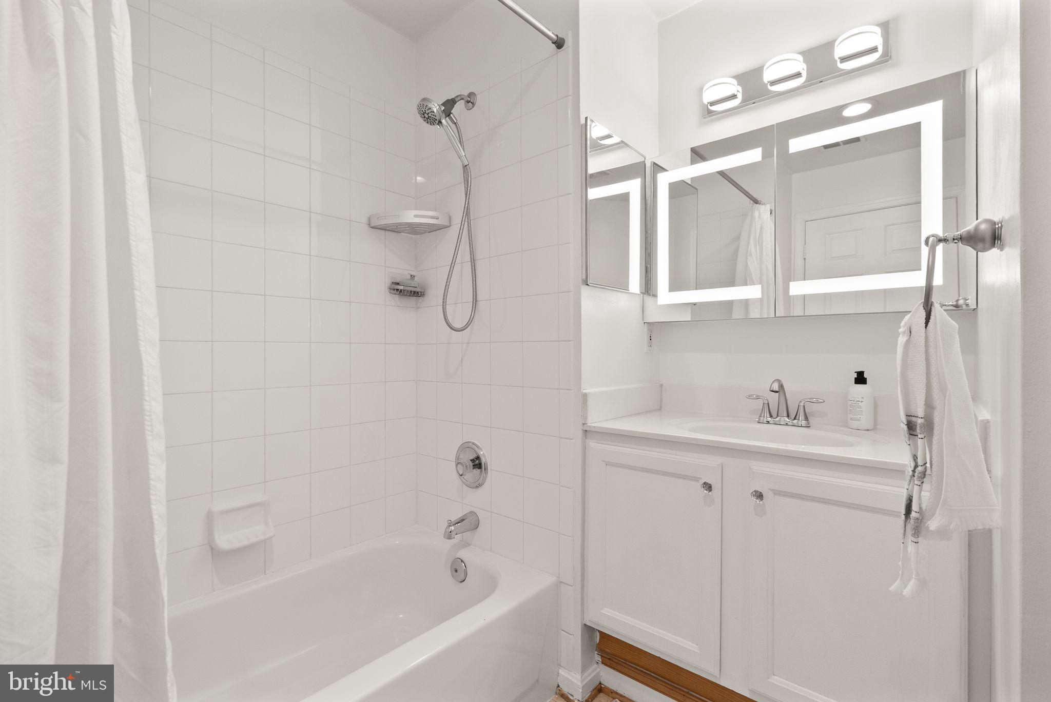 521 Constellation Square Southeast, Unit E Leesburg, VA 20175 - Photo 17 of 27 a bathroom with a bathtub a mirror a sink and vanity