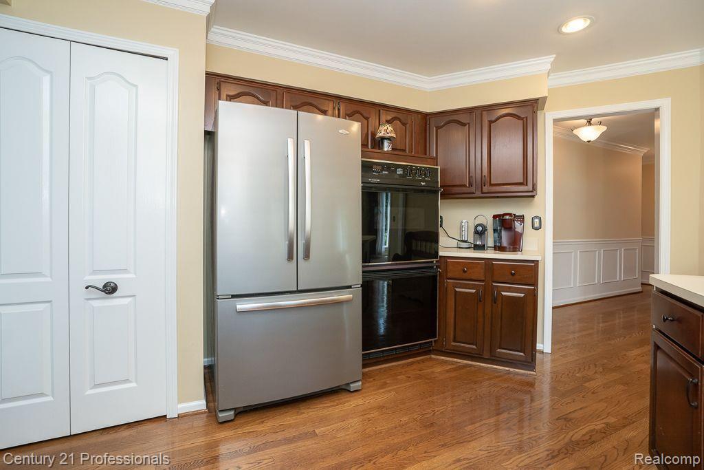2072 Ridgefield Court Rochester, MI 48306 - Photo 8 of 41 Full size pantry, double ovens