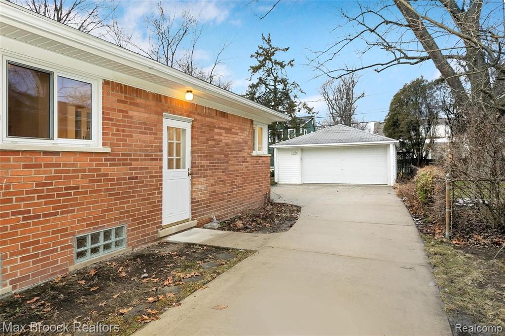 18346 Beverly Road Beverly Hills, MI 48025 - Photo 33 of 36